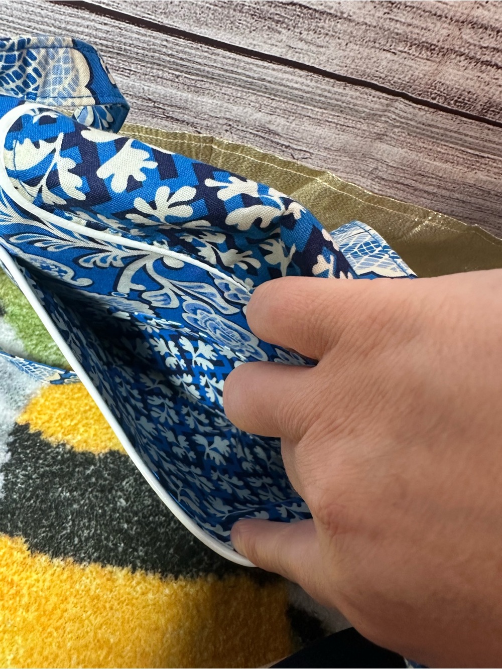 Vera Bradley crossbody bag in Blue Lagoon quilted pattern - Picture 9 of 16